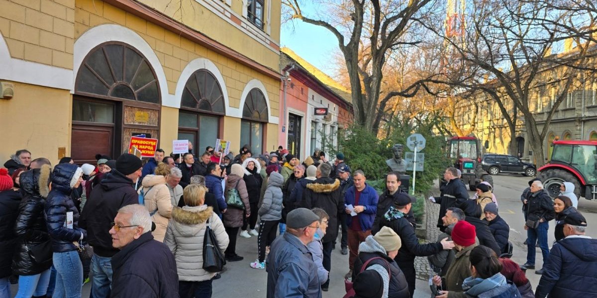 Krenula narodna blokada suda u Senti: Đilasovcu ni minut pritvora za prebijanje naprednjaka (FOTO)