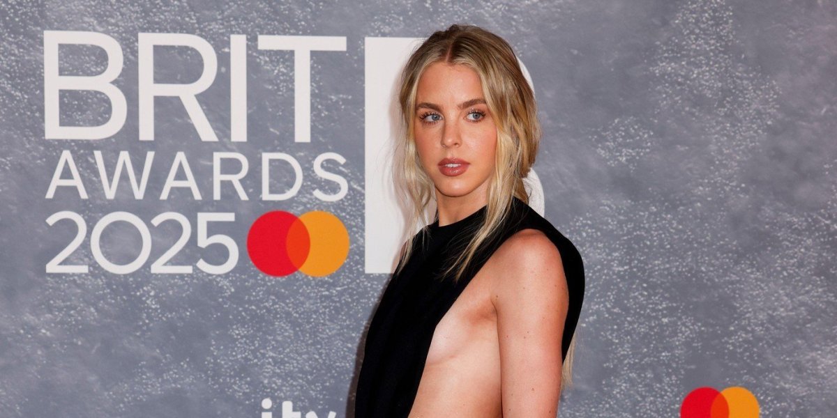 Lepa plavuša pokazala gole grudi! Kad su je videli, ostali su bez teksta (FOTO)