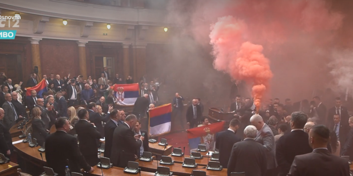Krenuo haos čim je usvojen dnevni red: Ovako se odigrao napad đilasovaca u Skupštini (VIDEO)