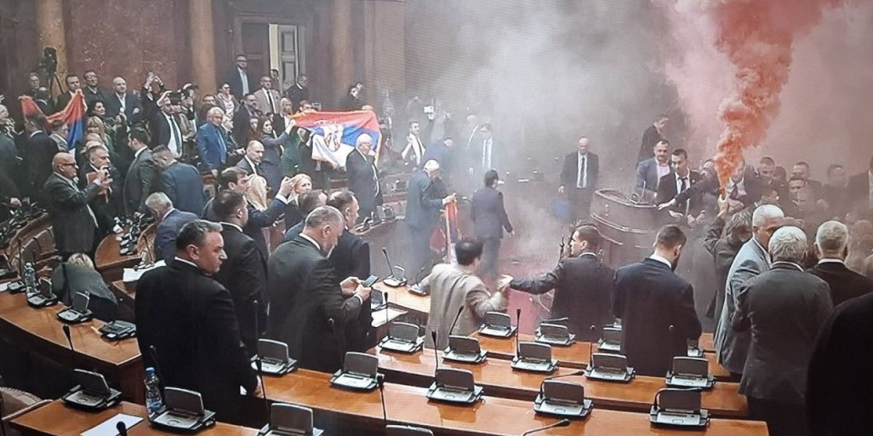 Dimnim bombama i suzavcima na trudne poslanice: Ovako su opozicioni nasilnici pravili haos u martu (VIDEO)