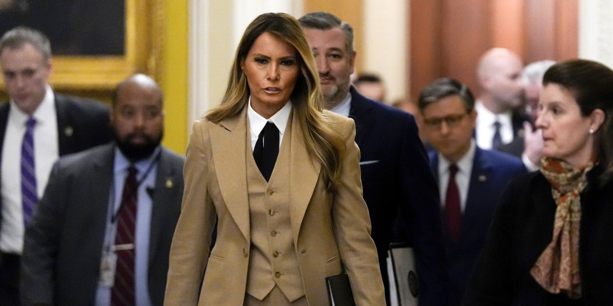 Melanija u javnosti posle više od mesec dana! Zablistala je u bež odelu - stoji joj kao saliveno (FOTO)