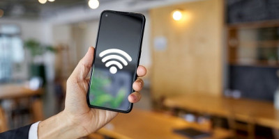 Najnoviji talas rutera sa oznakom Wi-Fi 7 već puni rafove i reklamira se kao sledeći nivo brzine interneta. Kutije izgledaju futuristički, brzine deluju nestvarno, a obećanja su dovoljno jaka da ubede svakoga da je vreme za nadogradnju. Ipak postoje ozbiljne prepreke, zbog kojih kupovina Wi-Fi 7 opreme trenutno nema smisla.