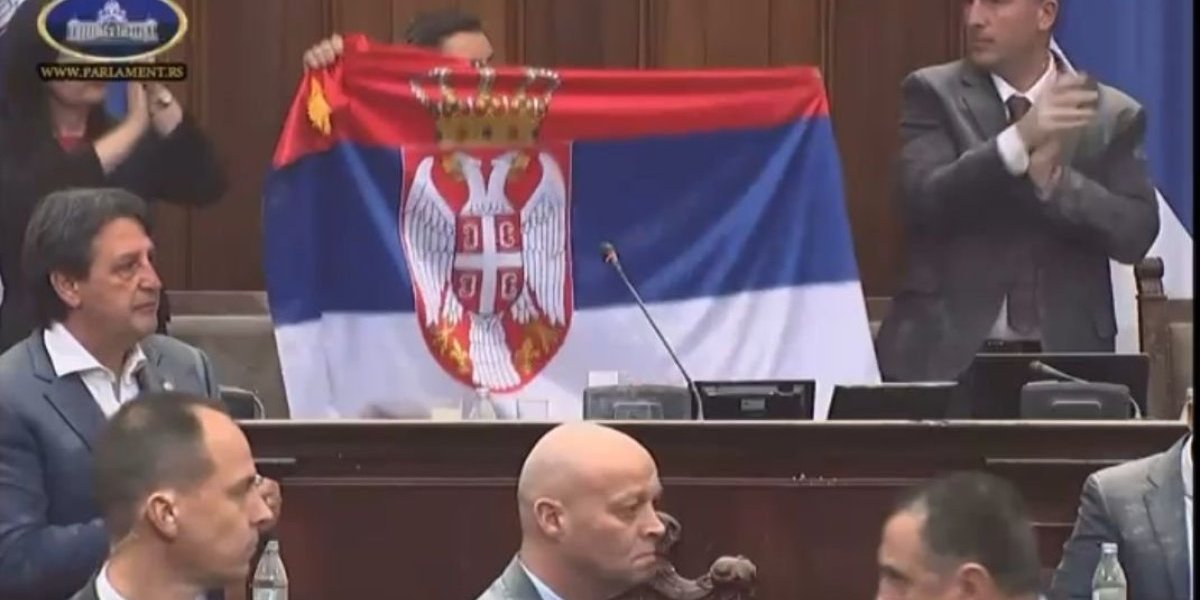 Ana Brnabić razvila srpsku trobojku u Skupštini: Naš odgovor na Kurtijevu politiku biće Srbija! (FOTO/VIDEO)