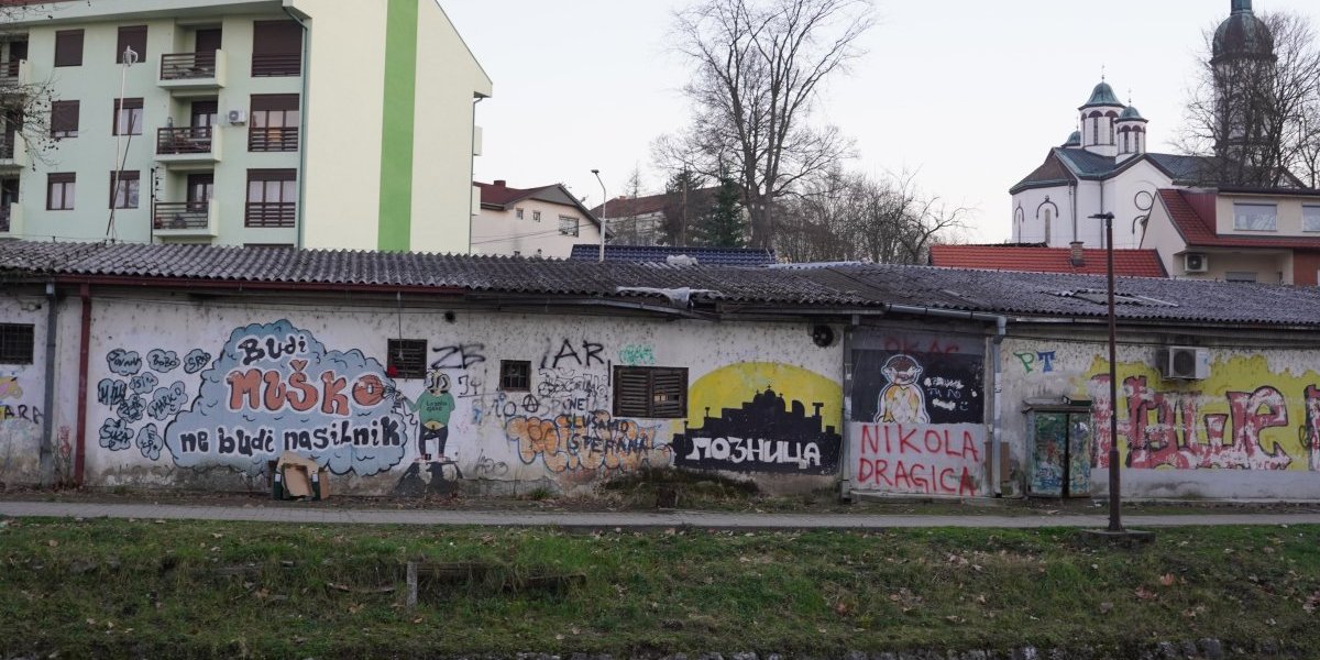 Ovde se skupljaju svi gradski tračevi! Ne kaže se zabadava "i zidovi imaju uši"!