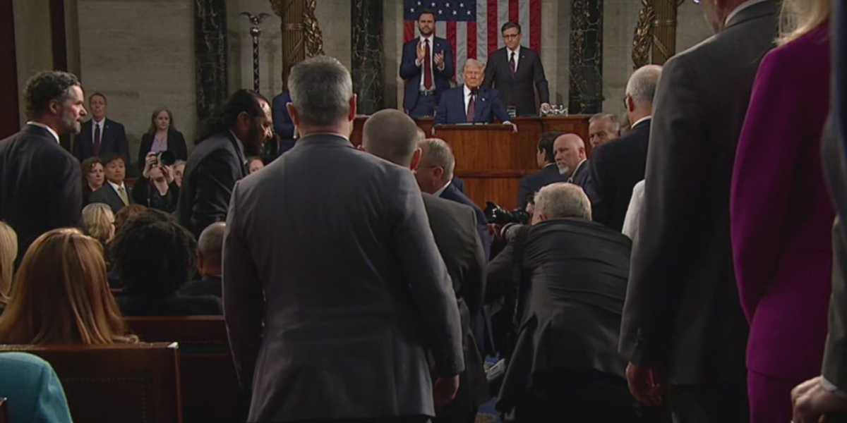 U Americi ovako postupaju sa onima koji ometaju rad Kongresa! Banda koja je bacala dimne bombe u Skupštini lepo bi se provela (VIDEO)