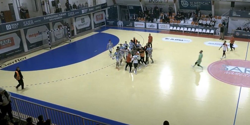 Opšta tuča na Ramazanskom turniru u Novom Pazaru! Makljaža i na terenu i na tribinama! (VIDEO)