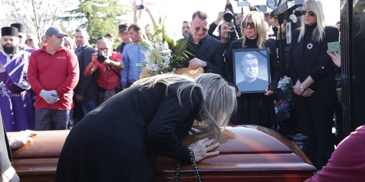 Sahranjen Saša Popović! Potresne scene na groblju, porodica rasuta u komade (FOTO)