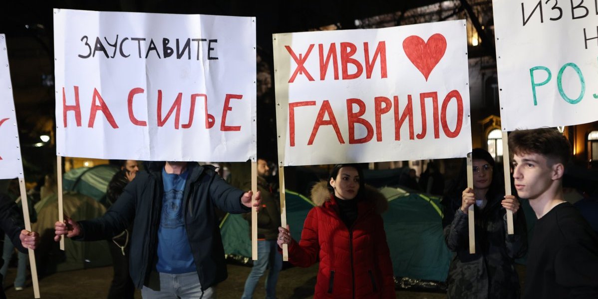 KNJIGE BRAĆO MOJA, KNJIGE, A NE PLENUMI I PRAPORCI! Moćna poruka studenata koji žele da uče digla Srbiju na noge! (FOTO)