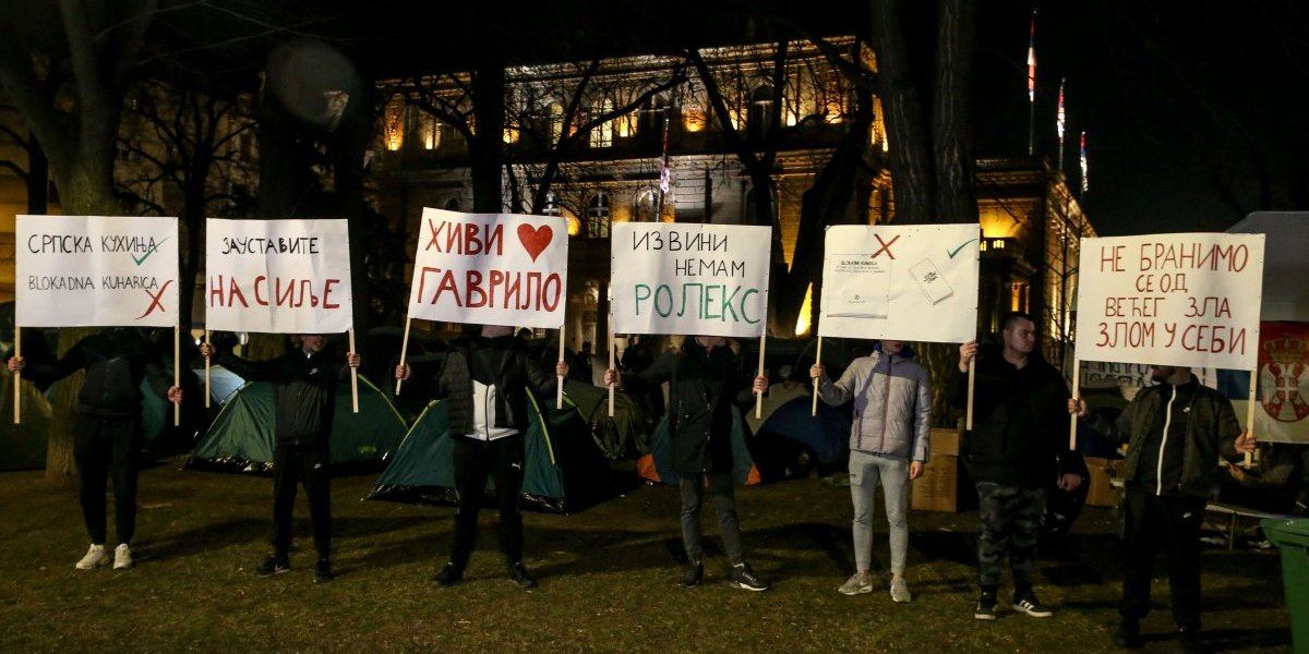 Grupa studenata koji žele da uče istakla 5 zahteva! Pametna omladina traži povratak na fakultete ispred Predsedništva!