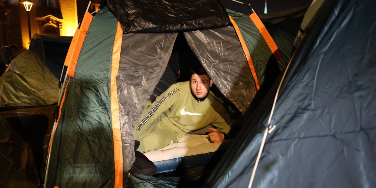 Ušli smo u šator Miloša Pavlovića! U njemu nema "roleksa", samo knjige i maketa Visokih Dečana (FOTO)