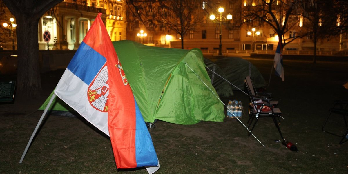 Ovako je protekla noć u Pionirskom parku! Studenti koji hoće da uče ne odustaju od svojih zahteva