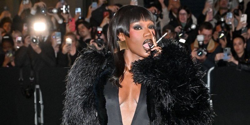 Sevnula gola zadnjica i dekolte do pupka! Pevačica šokirala - niko nije mogao da skine pogled sa nje (FOTO)