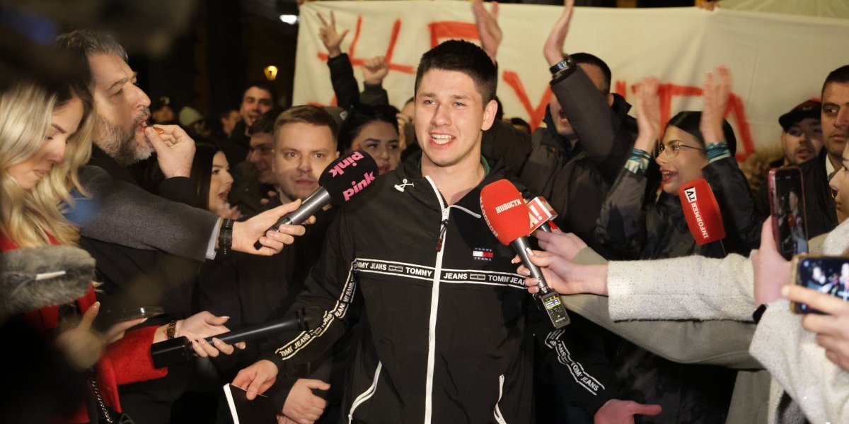 "MI SMO ISTI NAROD!" Studenti koji hoće da uče pokušavaju da smire tenzije kod blokadera koji ih napadaju (VIDEO)