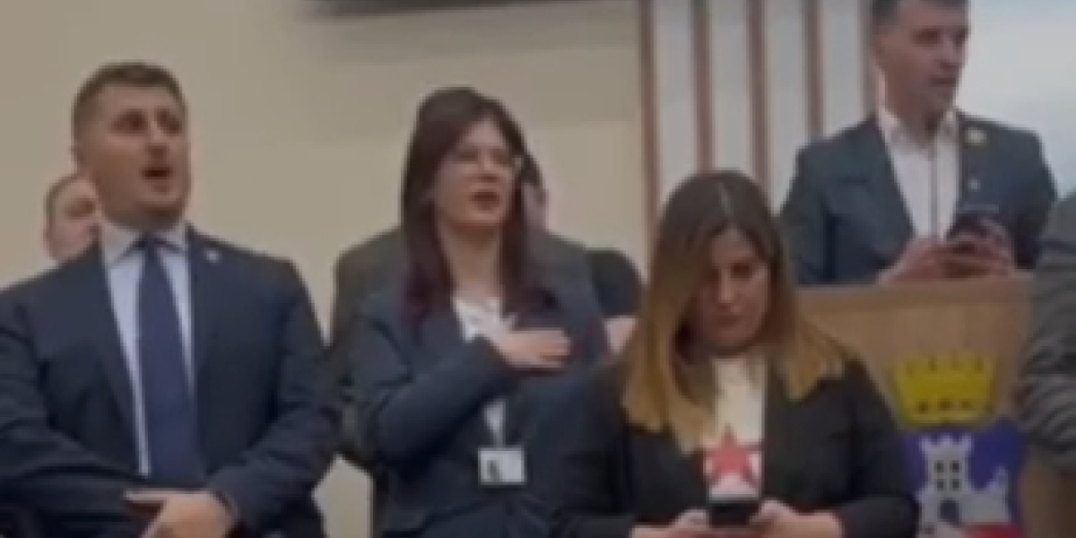 Pa zar se ovako peva srpska himna?! Bruka i sramota opozicije u Skupštini grada Beograda (VIDEO)