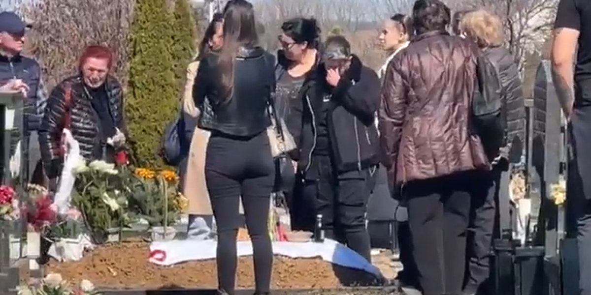 Matora plače i jauče na grobu svoje majke! Porodica se okupila na četrdesetodnevnom pomenu (FOTO)
