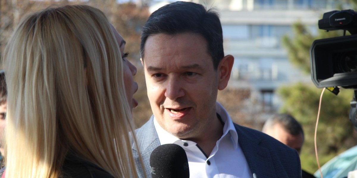 Ovom idiotu kliče "druga Srbija"! Šarović bio spreman da ode na Đinđićev grob sa glogovim kocem