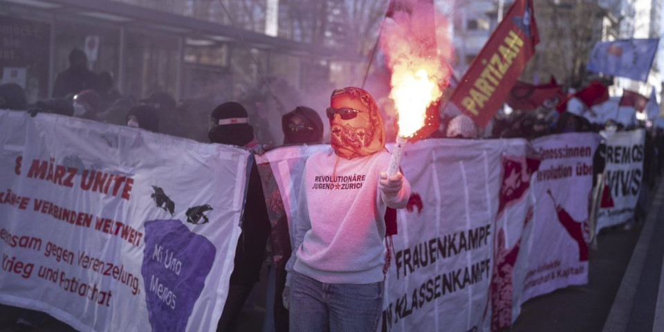 Haos na protestima u Cirihu! Veliki sukob policije i demonstranata, korišćeni pendreci, suzavac...(FOTO/VIDEO)