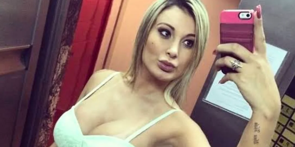 Rastura zadnjicom i grudima! Najseksi mama na internetu podigla prašinu - sin joj pomaže u erotskom sadržaju, a njegovi prijatelji kidaju na nju (FOTO)