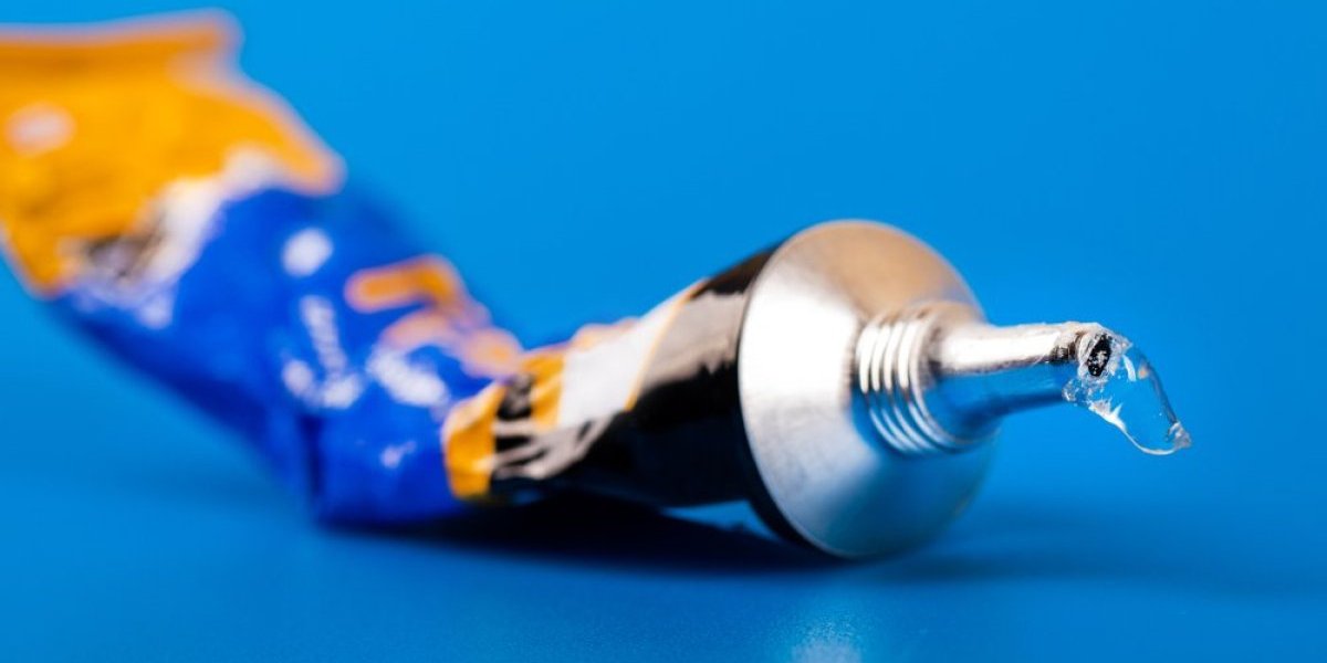 1 sastojak iz kuhinje uklanja super lepak sa kože u trenu! Trik domaćica koji provereno radi