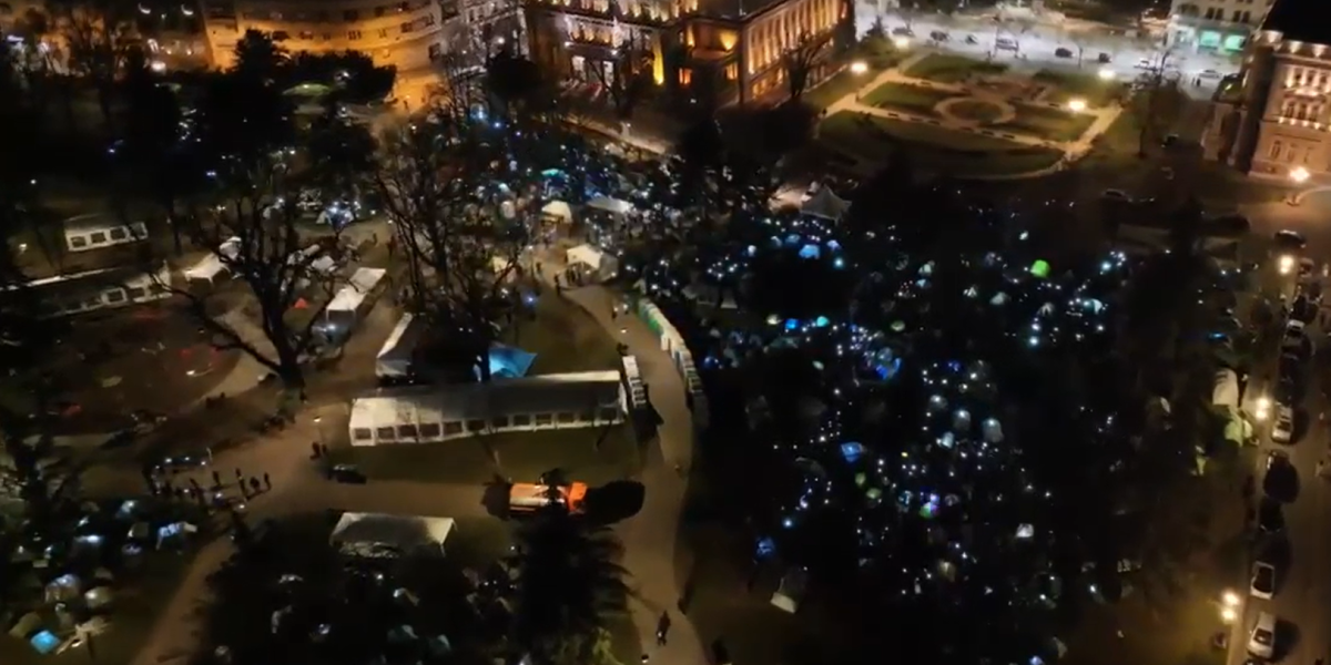 Blicevima osvetlili Pionirski park! Studenti poslali jasnu poruku: Spremni smo za novi dan (VIDEO)