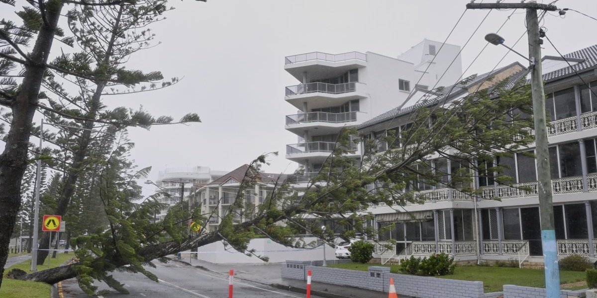 (VIDEO) Kataklizma u Australiji, ima mrtvih! Vetar kida drveće, stotine hiljada ljudi bez struje!