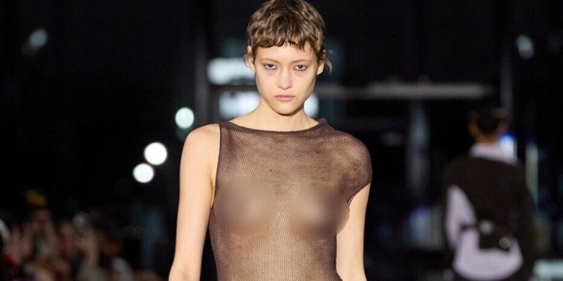 Defile golih duda u Parizu! Manekenke pokazale golotinju na delu - ludilo mozga na pisti poznatog brenda (FOTO)