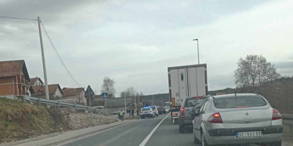 Opasnost na putu, ali stavrno! Pala je nasred kolovoza, užički putari odmah reagovali (FOTO)