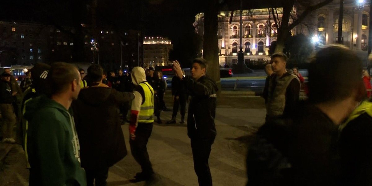 Jezive scene u Pionirskom parku! Novi napad na studente koji hoće da uče (VIDEO)