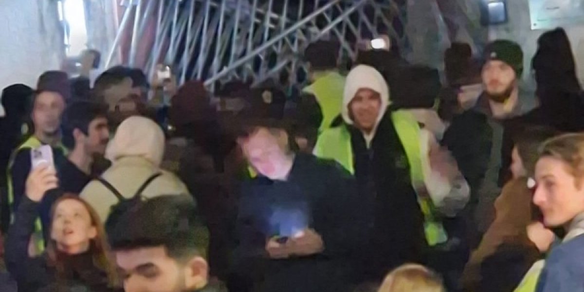 Šačica blokadera sprovodi boljševički teror! Njih par stotina blokiralo RTS - ovako su blokirali ulaze (FOTO/VIDEO)