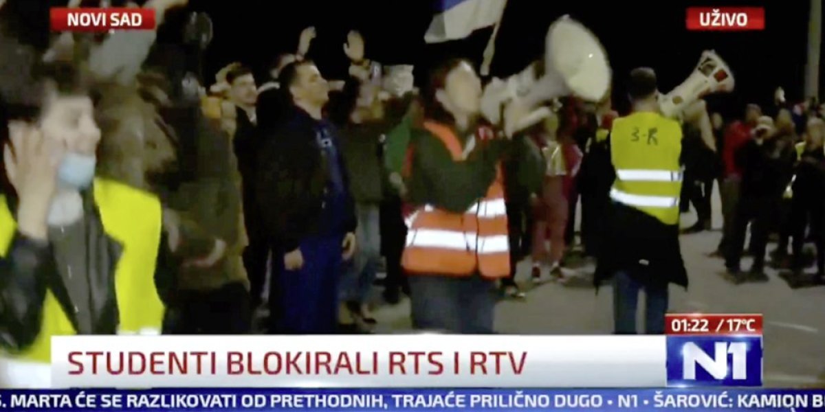 Jezivo ponašanje studenata! Skaču od sreće dok im kolege izbijaju oko policajcu (VIDEO)