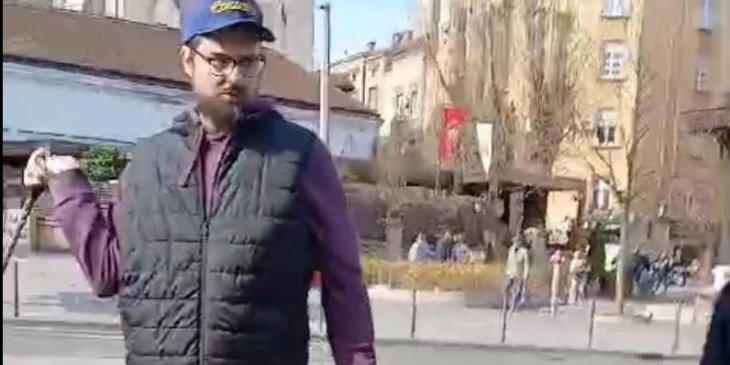 Opozicioni aktivista slavi nasilje nad policijom! Kristal Met Dejmon ismeva povređenog policajca (FOTO)