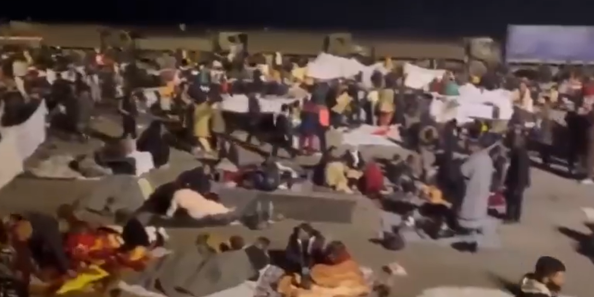 (VIDEO) Drama u ruskoj bazi! Ljudi upadaju, koljači im za petama: Zapadni mediji ćute o potezu Putinove vojske!