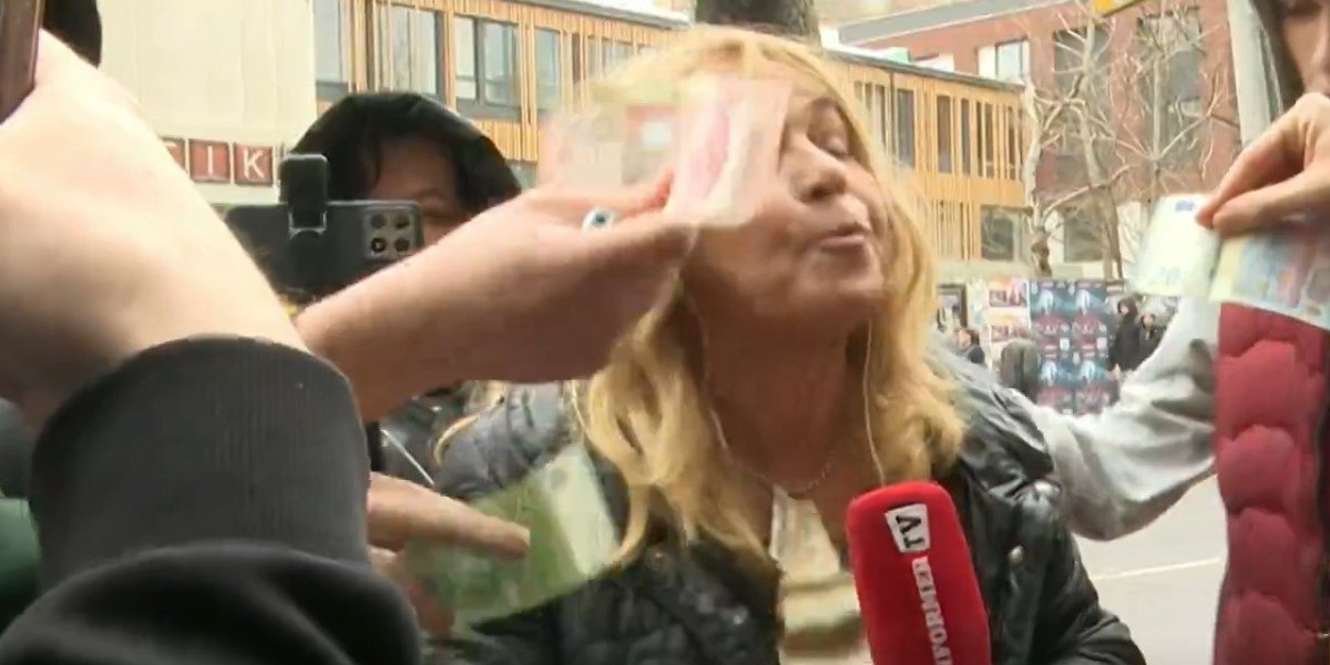 (VIDEO) Ponovo napadnuta reporterka Branka Lazić! Blokaderi ne dozvoljavaju slobodu govora!