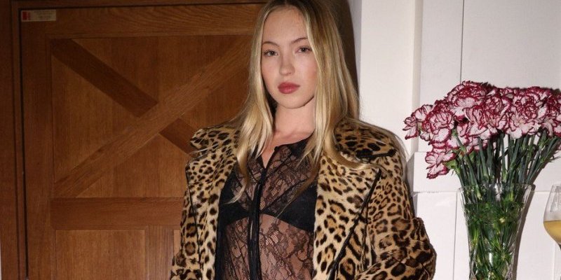 Sevnula noga, ali i zadnjica - čista provokacija! Ćerka Kejt Mos više svučena nego obučena (FOTO)