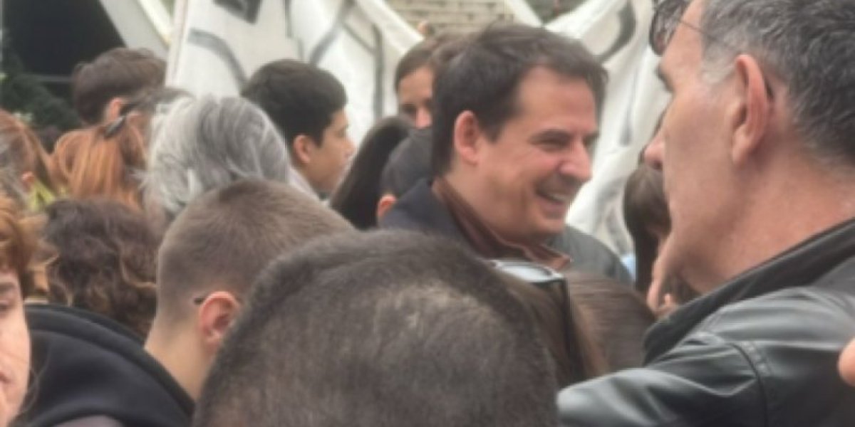 Cerekalo! Kesić došao ispred zgrade RTS i umire od smeha! A što i ne bi, njegova supruga uzima ogromne pare! (FOTO)