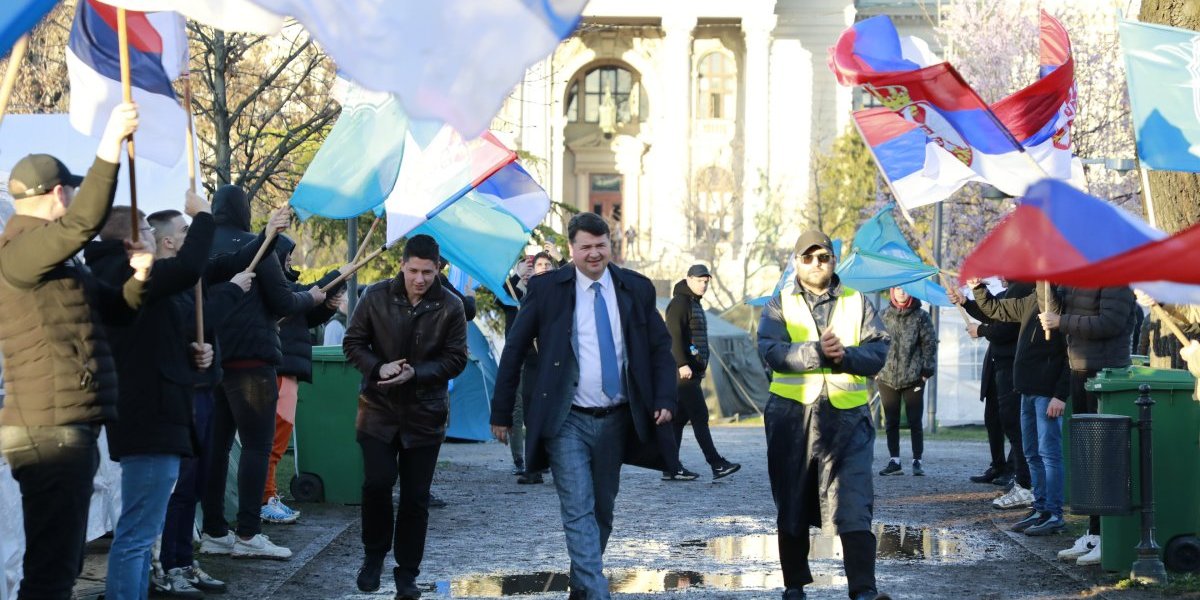 (VIDEO) Jake reči profesora Petrova u Pionirskom parku: Ne pravim razliku između studenata, svi studenti imaju ista prava i obaveze!