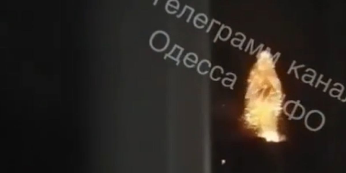 (VIDEO) Horor udar u Odesi! Rusi spržili brod pun oružja?! Pojavili se stravični snimci sa lica mesta, Putin više nema milosti!