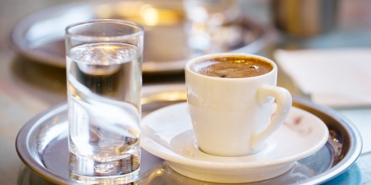 Znate li zašto dobijamo čašu vode uz kafu? Razlog će vas iznenaditi - nije za piće, datira od davnina