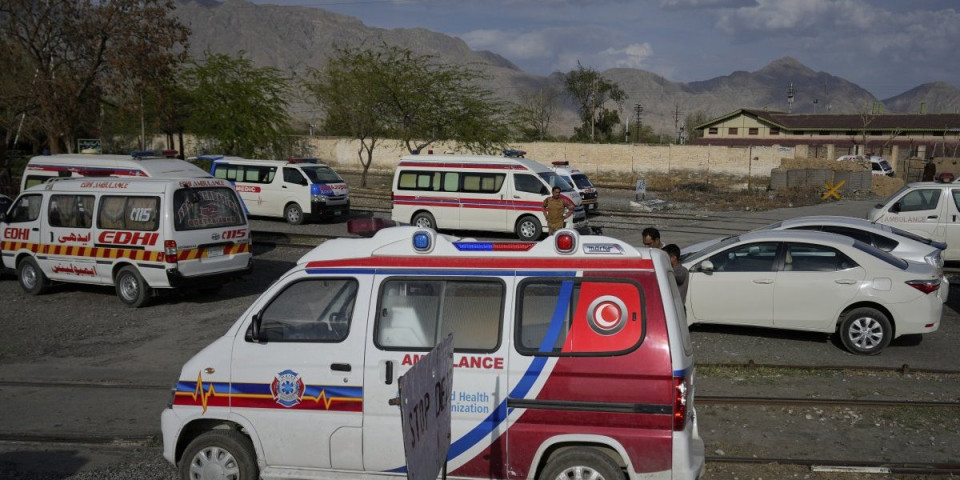 Horor u Pakistanu! Mučki ubijeno 50 ljudi nakon otmice voza! (FOTO)