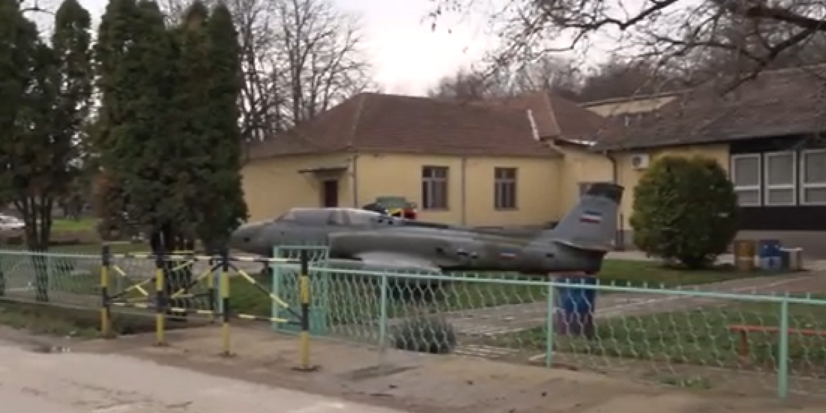 Otkud avion u dvorištu škole? Neobična priča iz okoline Paraćina (FOTO)