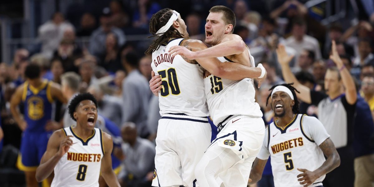 Tooo, kraljuuu! Jokićev saigrač stavio srpsku zastavu na glavu! (VIDEO)