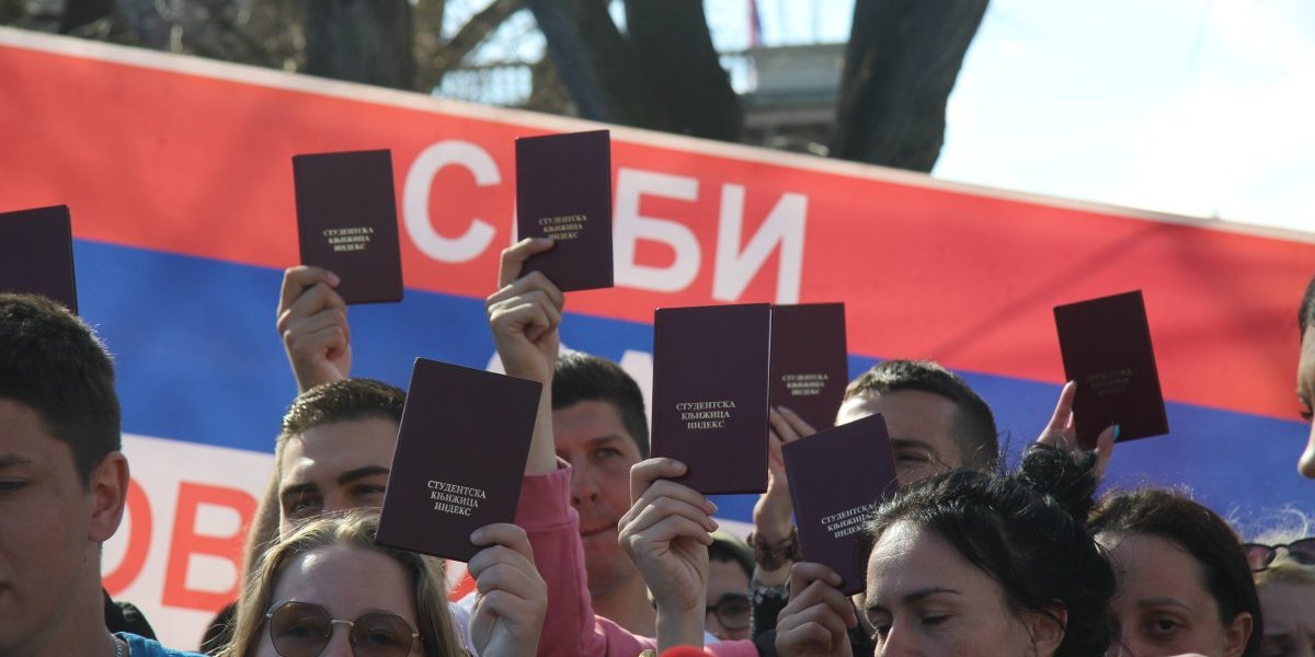 Nasilnici provociraju naoružani šipkama: Studenti u Pionirskom parku ponovo na meti napada (FOTO)