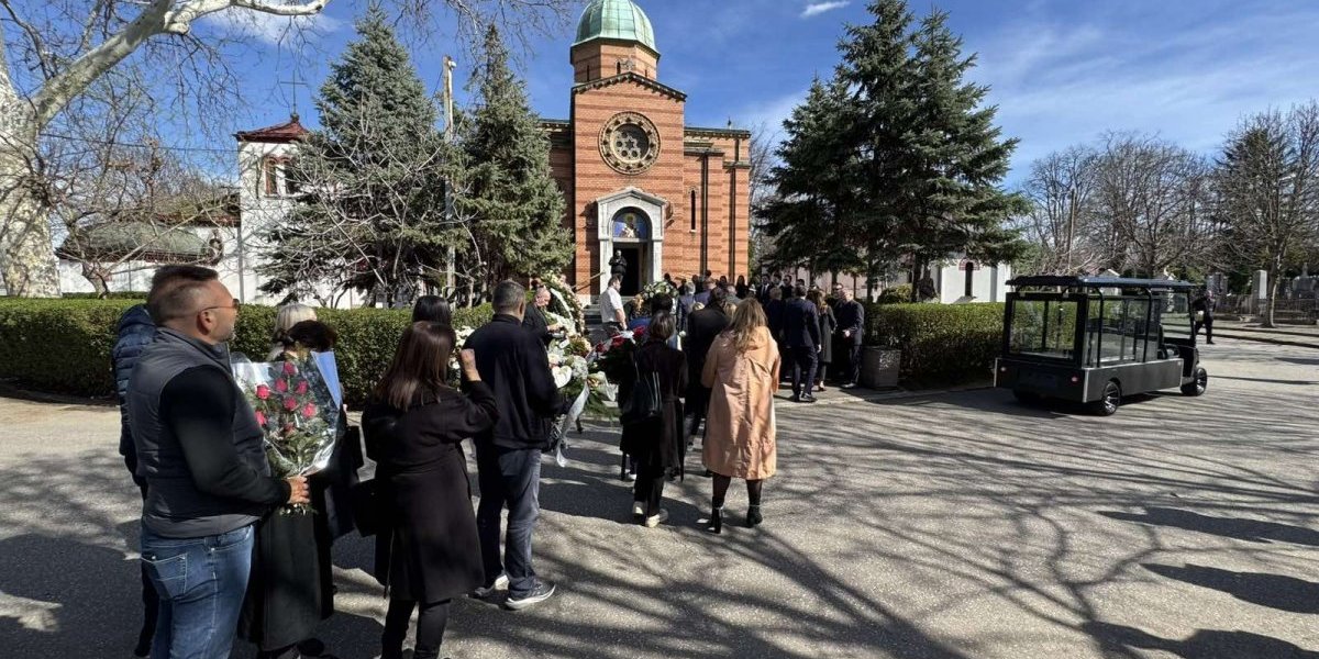 Elena Karić stigla sa sinom