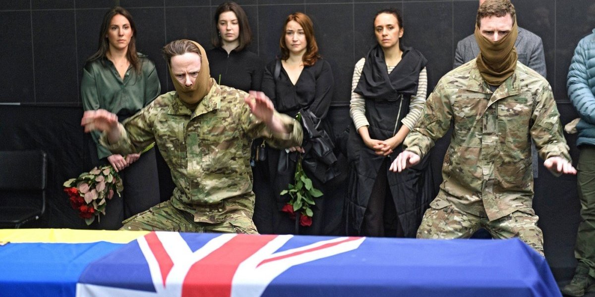 Bizaran snimak! Ukrajinci skakali i plesali oko kovčega poginulog ratnika, ceo svet zgrožen! (VIDEO)