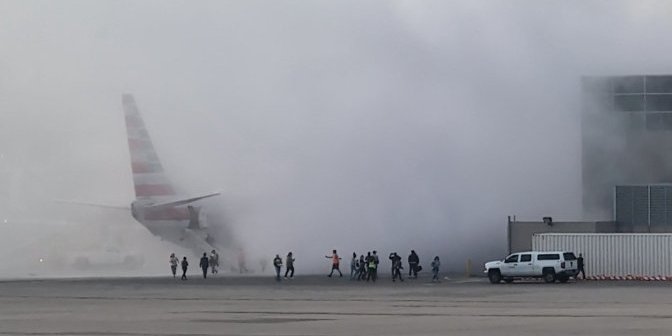 Dramatični prizori na aerodromu! Zapalio se motor aviona, putnici evakuisani, pogledajte gde su našli spas! (VIDEO)