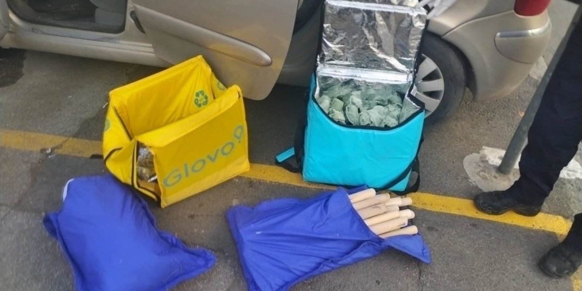 Palice, fantomke, Molotovljevi kokteli... Oglasio se MUP! Evo šta je sve pronađeno u ukradenom automobilu pored RTS!