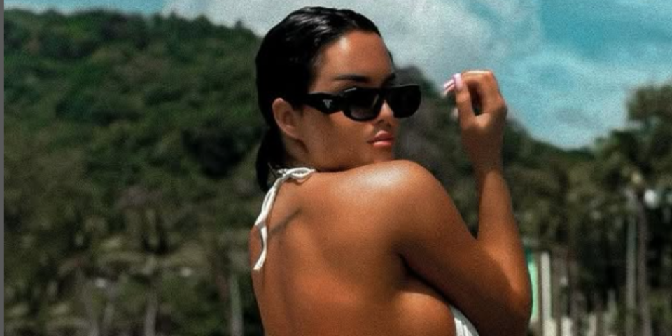 Napadali je jer se ugojila, a sada... Pevačica se obnažila, zbog oblina padaju vilice (FOTO)