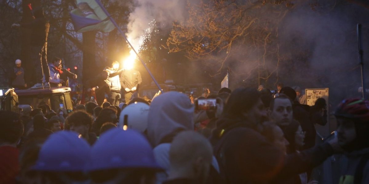 Nasilje i huliganstvo sinoć na protestu u Beogradu! Opozicioni ekstremisti sprovodili teror (VIDEO)
