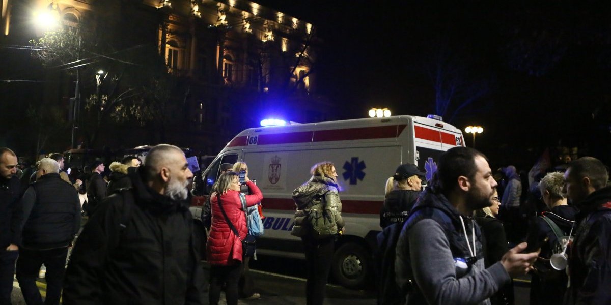 ŠOK VIDEO: Opozicioni ekstremisti tuku studente blokadere!