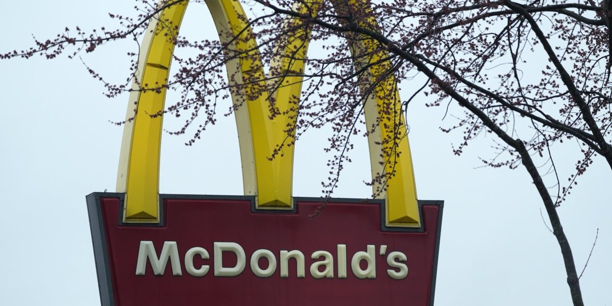 Tramp se verovatno mnogo potresao! Francuzi izbegavaju "Mekdonalds", "koka-kolu" i "Teslu" u znak protesta protiv američkog predsednika